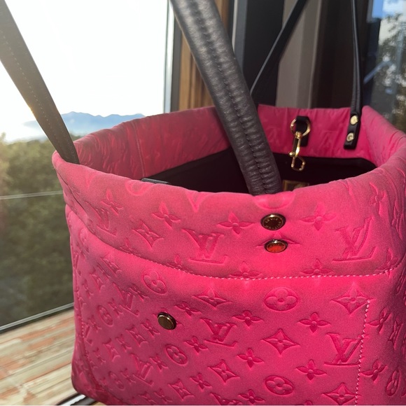 Louis Vuitton: Limited Edition Neoprene Scuba LV Monogram MM Tote Bag (Fuchsia) - Picture 7 of 17
